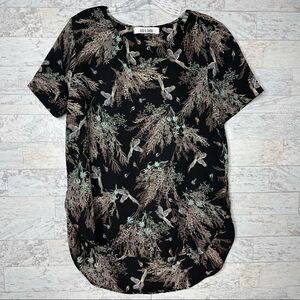 lulu e. bebe Silky Black With Floral Bird Print Short Sleeve Top Size Small